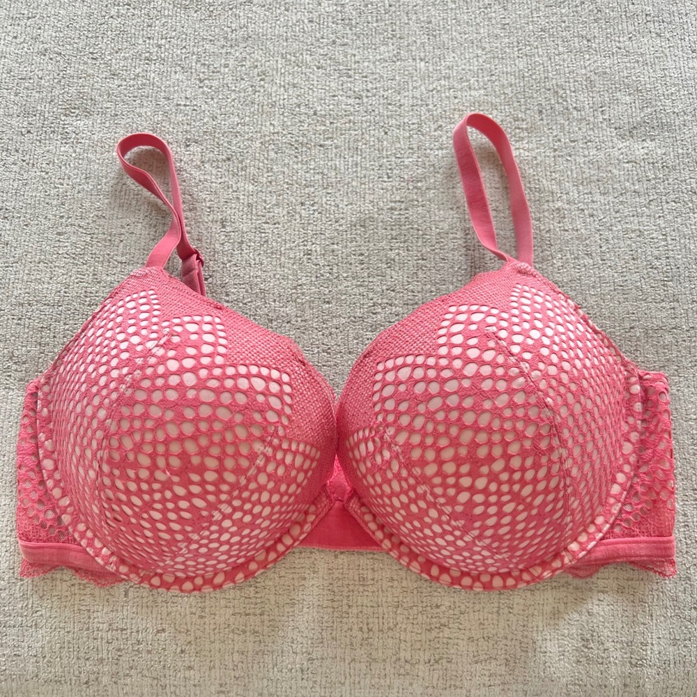 Victorias Secret Very Sexy Push Up Bra 36D Pink Crochet Lace Underwire